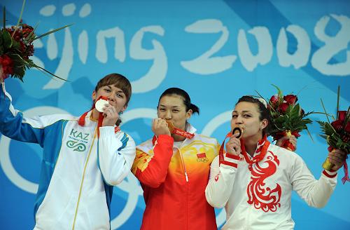 中国选手曹磊获得北京奥运会女子举重75公斤