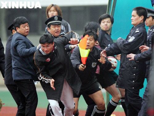 体育新闻·中国足协杯赛首轮比赛发生追打裁判