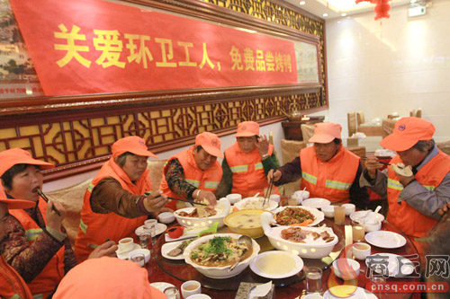 凯旋路上北京烤鸭店 邀来10名环卫工人进店吃