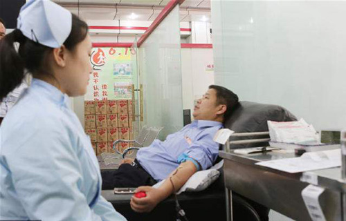 男子被撞急需熊猫血交警紧急献血获点赞
