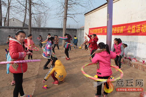 体育器材送到村小学 孩子们开心锻炼起来