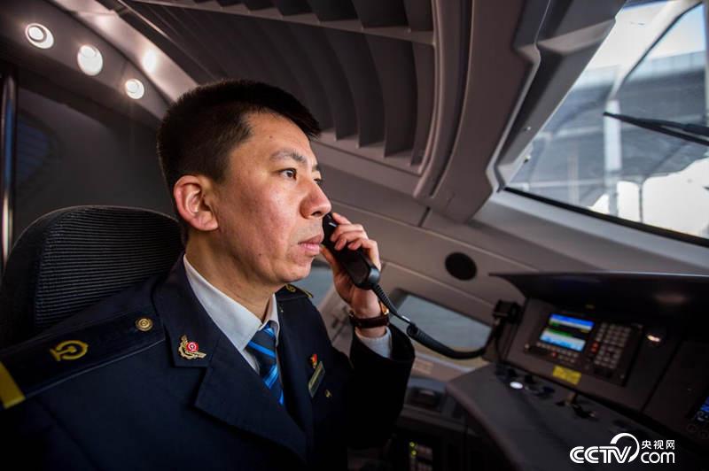 郑海超是哈大高铁线上的一名高铁司机，担当着哈尔滨至北京高铁列车的牵引任务。