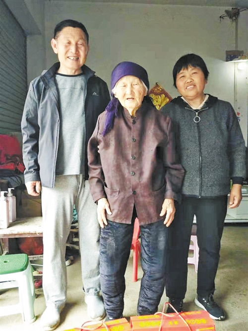 河南商丘：百岁老人杨陈氏以前带孩去要饭如今肉都吃够了