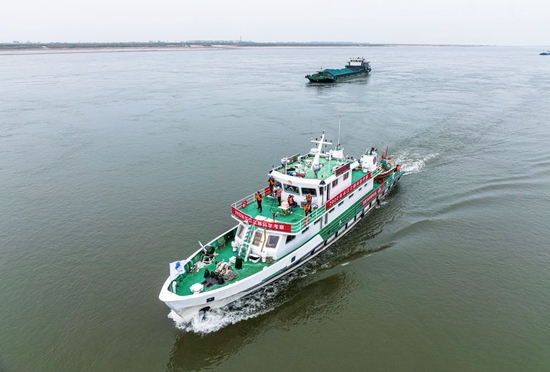 长江江豚科学考察船在湖北监利段水域行驶（2022年9月24日摄，无人机照片）。新华社记者 肖艺九 摄