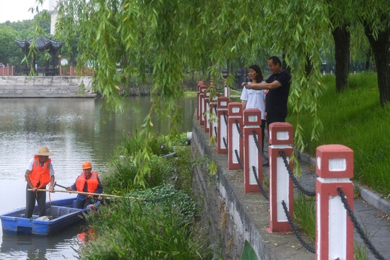 在浙江省湖州市吴兴区东林镇泉益村，镇人大代表和河长（右）在巡查河道（2021年5月8日摄）。新华社记者 徐昱 摄