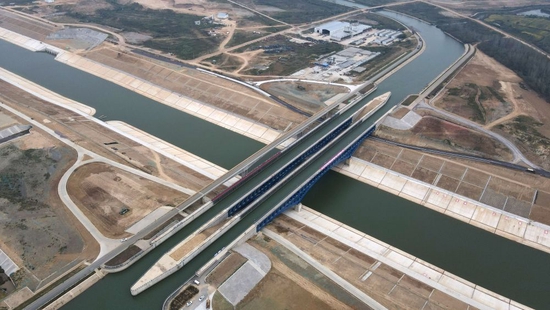 通航后的引江济淮淠河总干渠渡槽（2022年9月23日摄，无人机照片）。新华社记者 刘军喜 摄