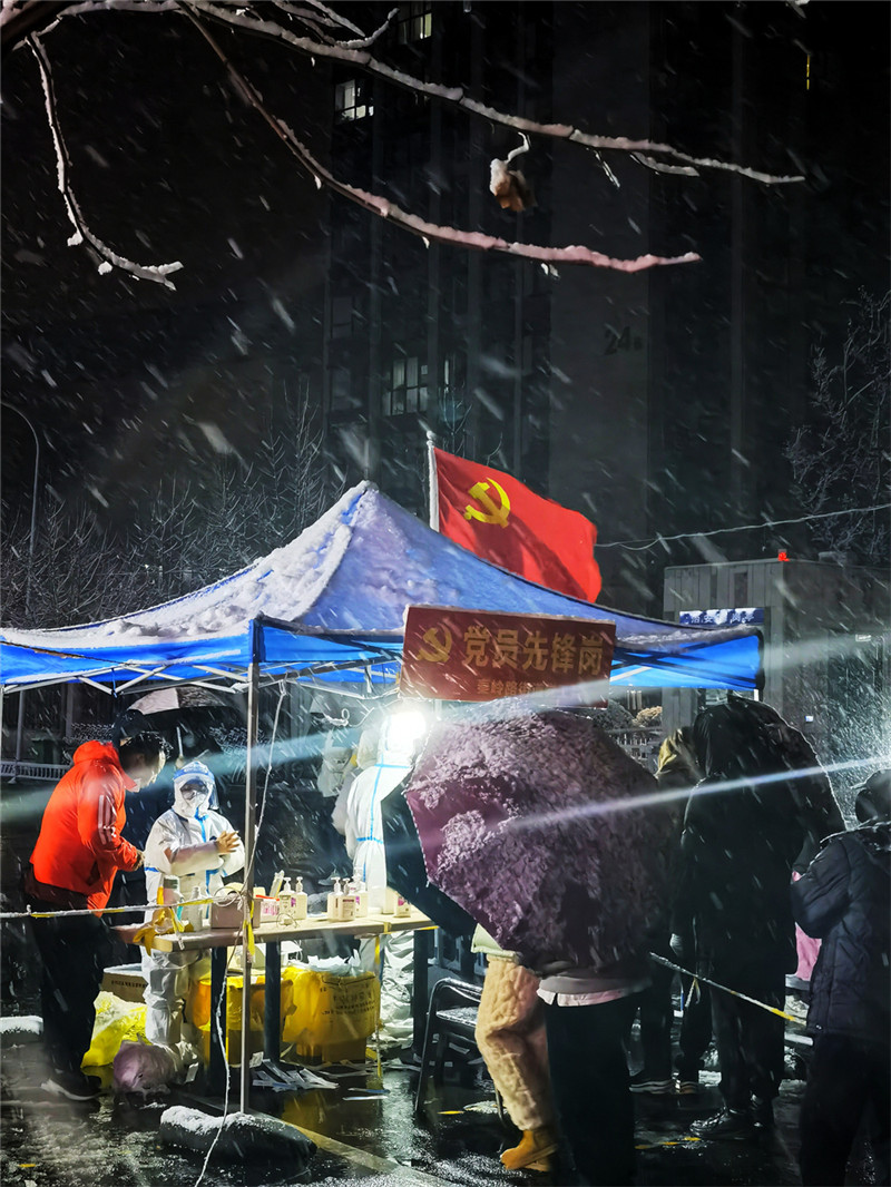 图为郑州市基层党员干部奋战在抗击新冠肺炎疫情一线。本报资料图片.jpg