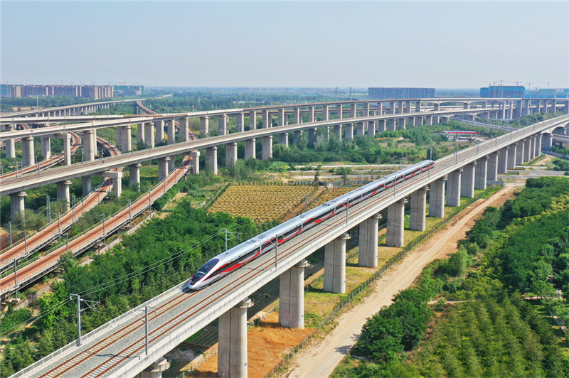 一列复兴号高铁列车驶向郑州东站。本报记者 王铮 摄.jpg