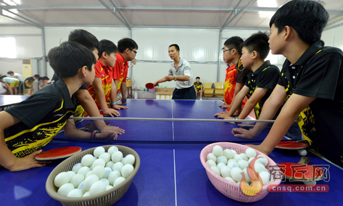 夏邑县体校教练讲解乒乓球发球技巧