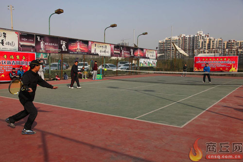 市区新春网球比赛在体育馆后网球场开赛
