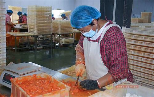 工人在生产车间忙碌着