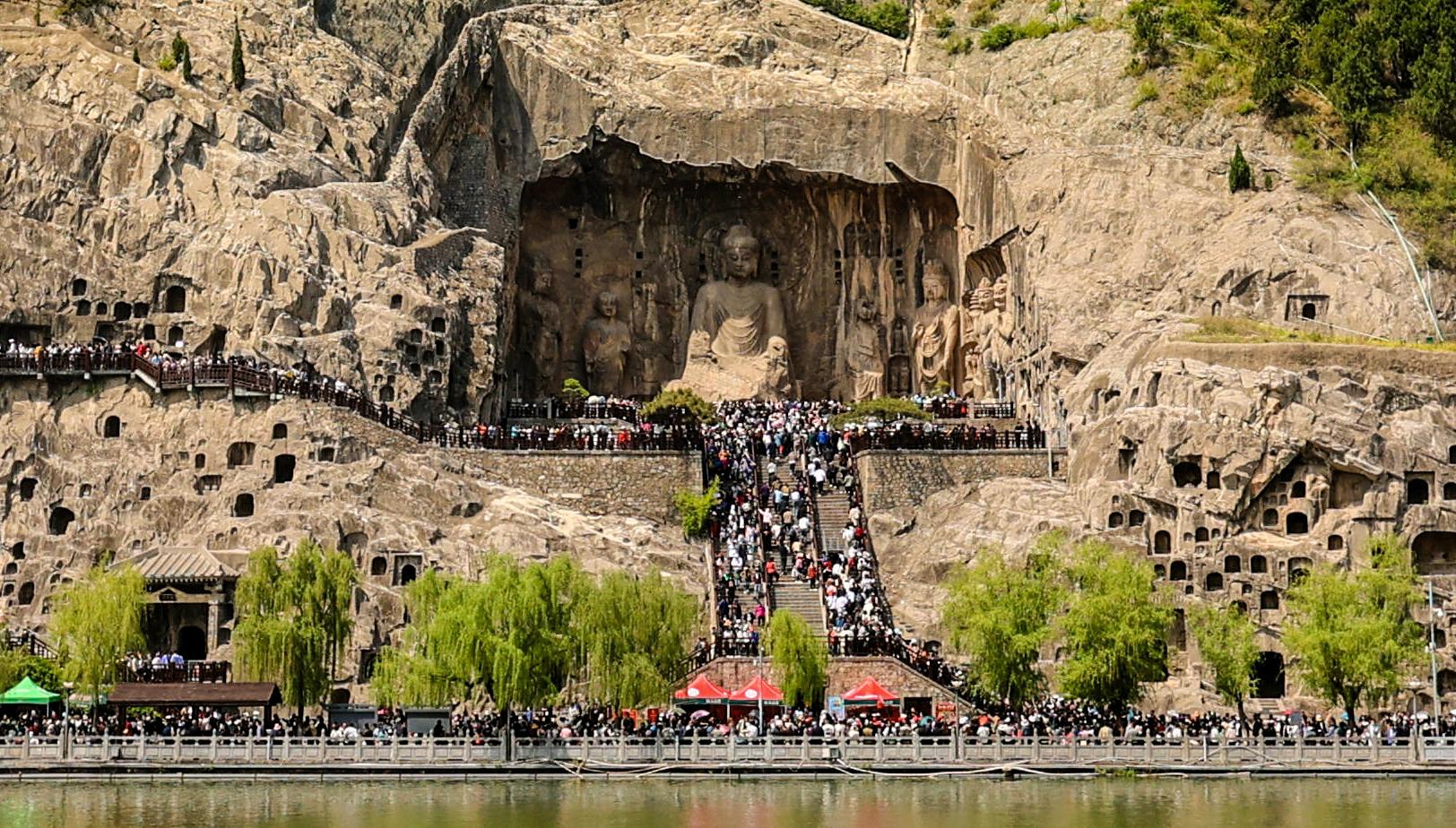 5月2日,游客在洛阳市龙门石窟景区内游览,领略千年石刻造像艺术的独特魅力。 本报记者 聂冬晗 摄.jpg