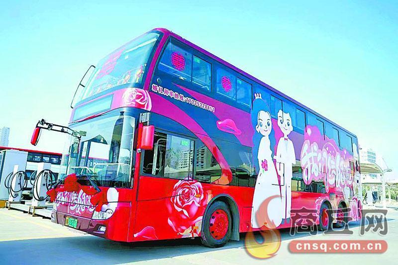公交婚车亮相商丘街头