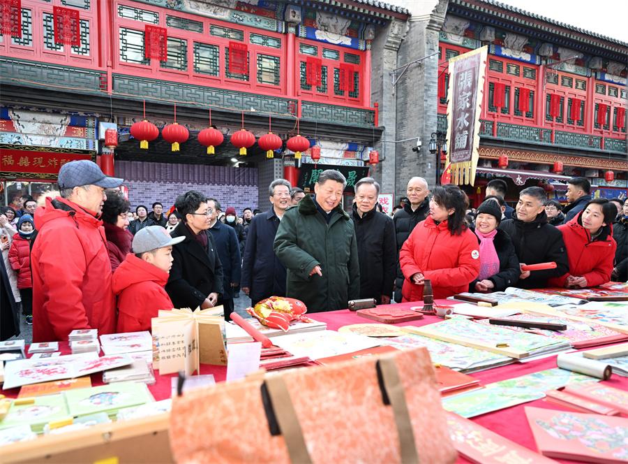 2024年2月1日下午,习近平在天津古文化街考察时,同店铺员工和现场群众互动交流。新华社记者 谢环驰 摄