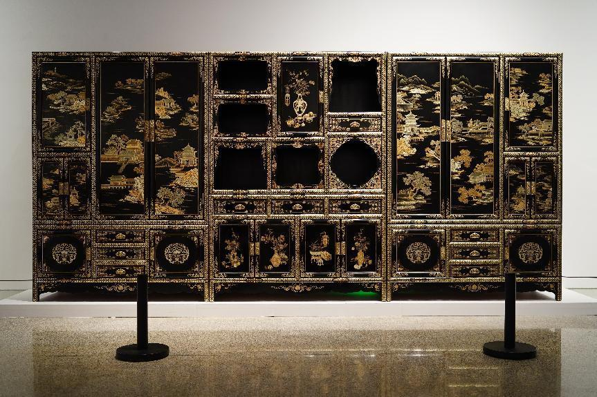 2023年7月9日,北京,中国工艺美术馆·中国非物质文化遗产馆,“山西特色专业镇平遥非遗双宝中华行”展览展出的推光漆器作品。