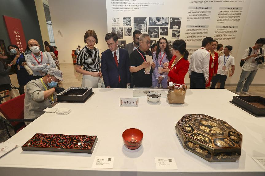 2023年5月28日,北京,推光漆器匠人为驻华使节展示技艺。