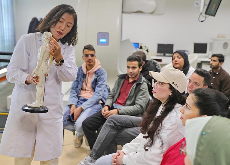 2023年4月19日,河北省秦皇岛市中医医院医务工作者为燕山大学外国留学生讲解中医经络知识。