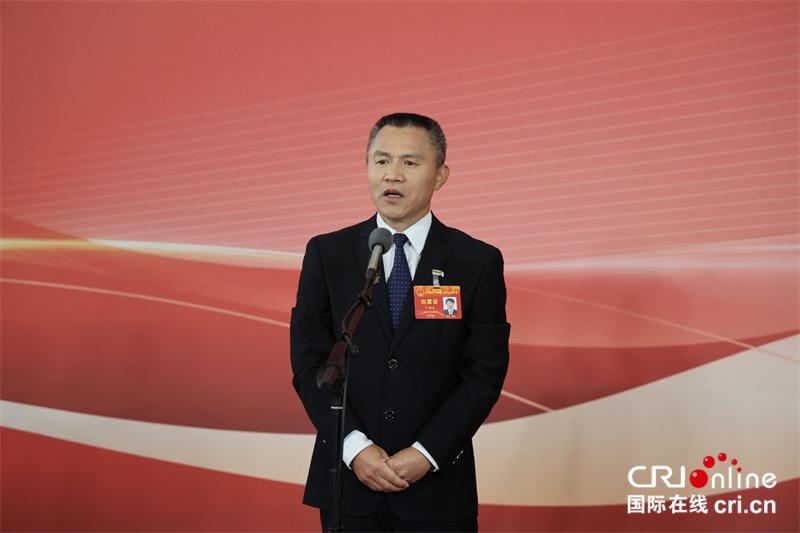 直击代表通道丨河南省人大代表严根土:让中国种子开出更多幸福花