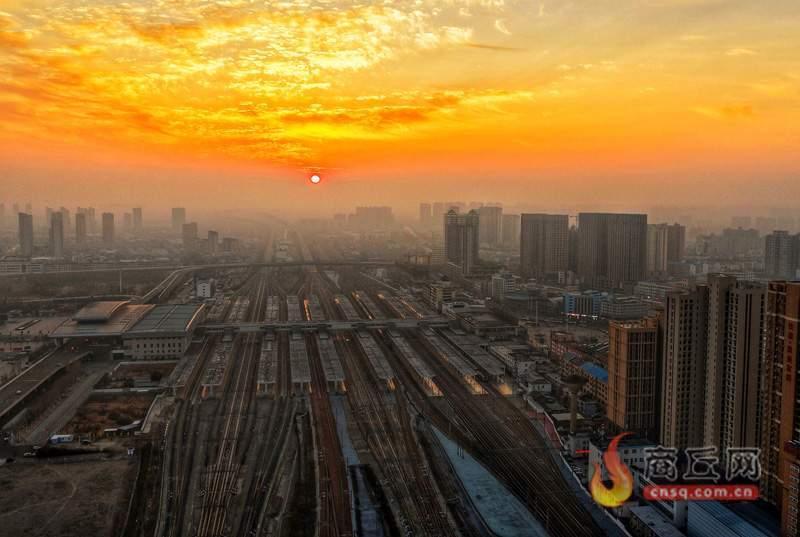 在建设中的雄商高速铁路与商丘高铁站交会处拍摄的日出